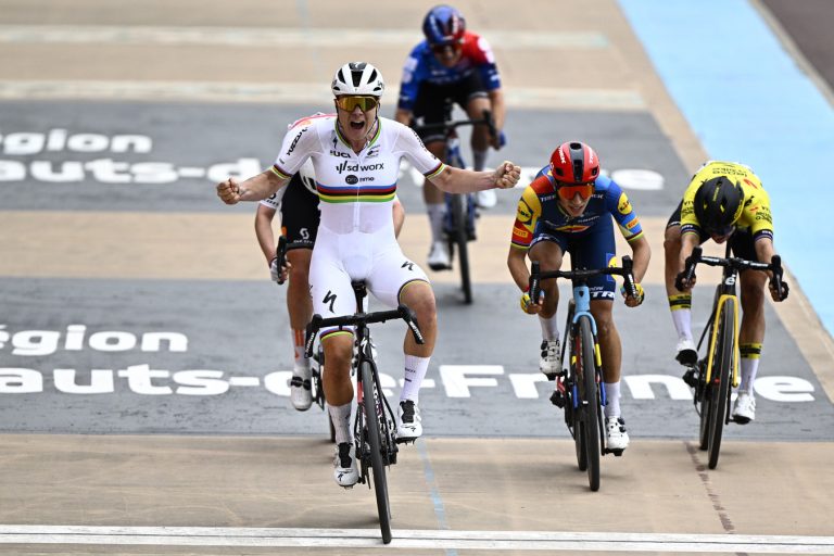 Lotte Kopecky wint Parijs-roubaix.